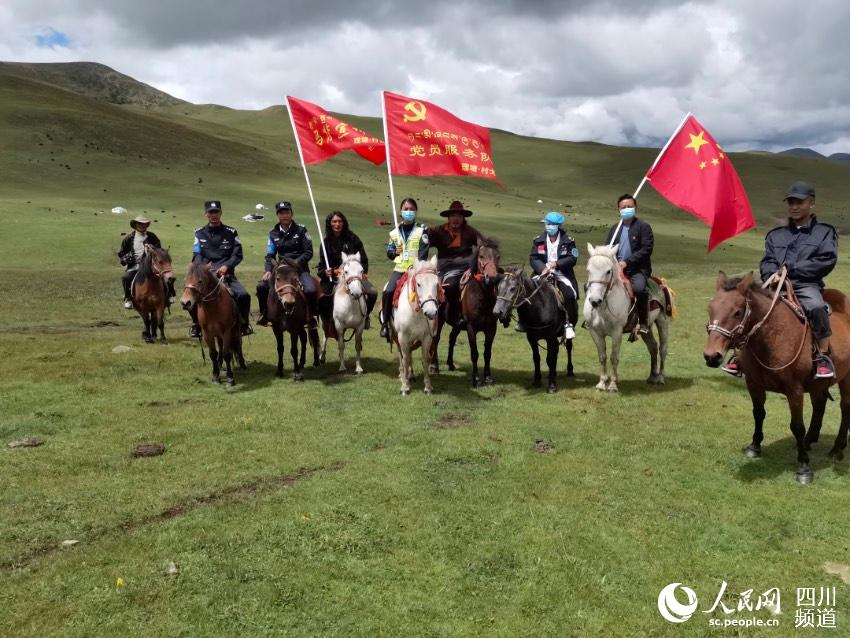 馬背宣講隊(duì)。巴登攝