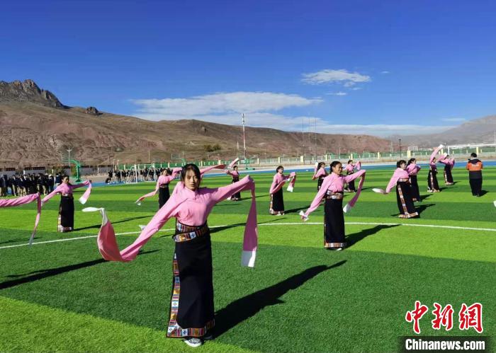 圖為青海師范大學(xué)附屬玉樹實驗學(xué)校學(xué)生在綠茵場跳起囊謙古舞—卓根瑪?！“讋?攝