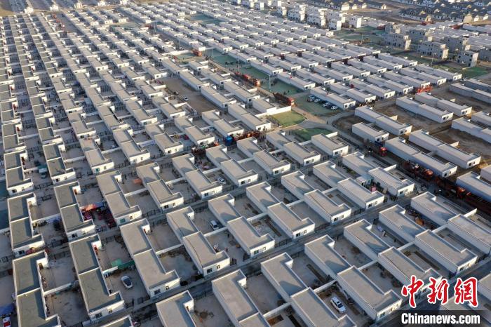 圖為蘭州新區(qū)移民安置區(qū)?！《P 攝