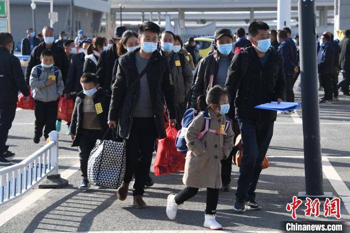 圖為搬遷民眾剛出火車站?！《P 攝