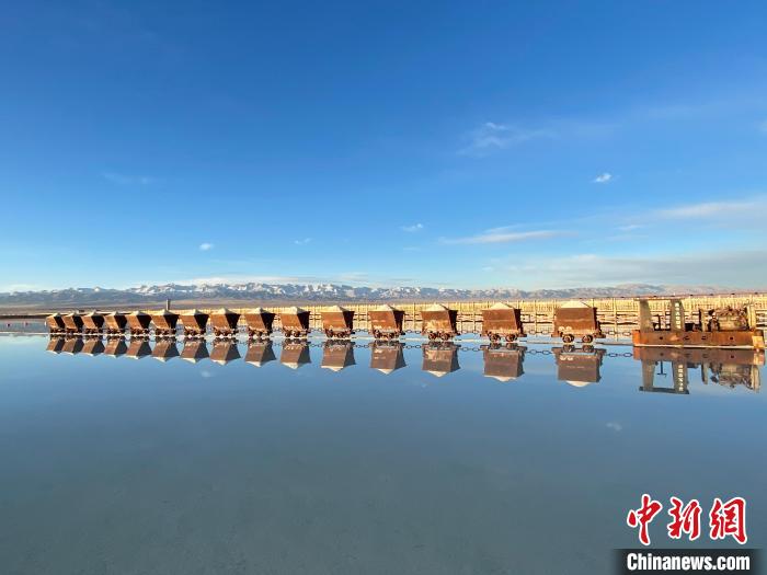 圖為小火車倒影在湖中，湖面如圖明鏡一般?！●R翔 攝