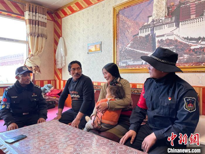 圖為派出所民警和義警入戶了解情況?！∑罾C娟 攝