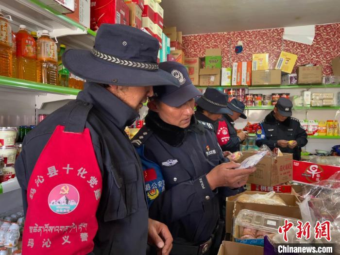 圖為派出所民警和義警對沿街店鋪檢查?！∑罾C娟 攝