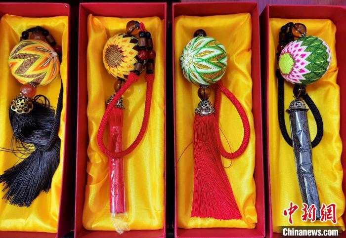 圖為藏繡手工藝品?！∑钤鲚?攝