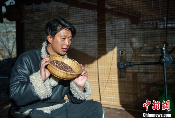 洛桑在鏡頭前介紹家鄉(xiāng)特產(chǎn)?！⒅铱?攝