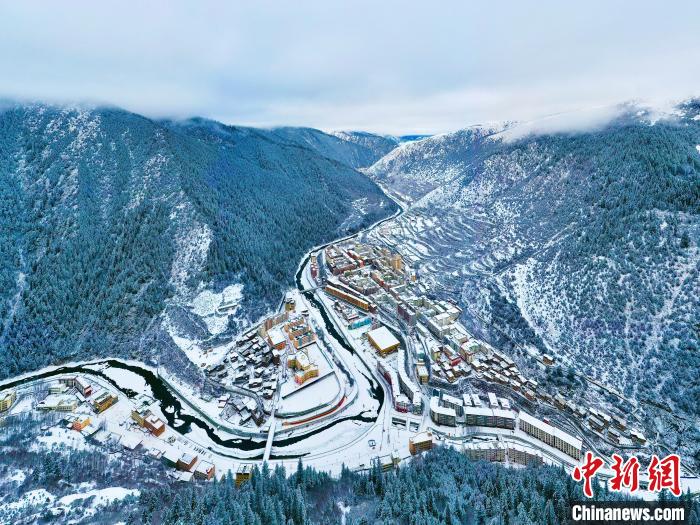 壤塘的雪后美景?！∪捞量h融媒體中心供圖