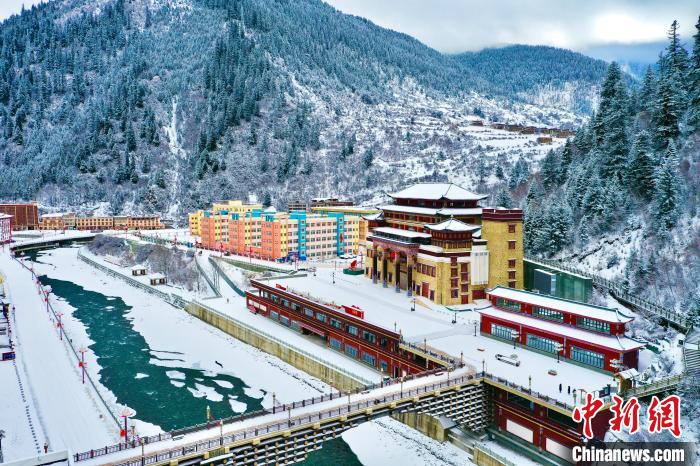 壤塘的雪后美景?！∪捞量h融媒體中心供圖