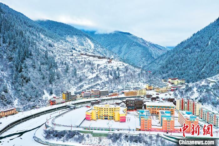 壤塘的雪后美景?！∪捞量h融媒體中心供圖