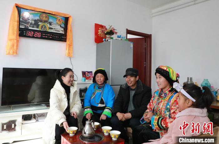 新家是兩層小樓房，一樓布置得充滿現(xiàn)代感，喝著藏式奶茶，一家人聊著今年春節(jié)怎么過。　丁思 攝