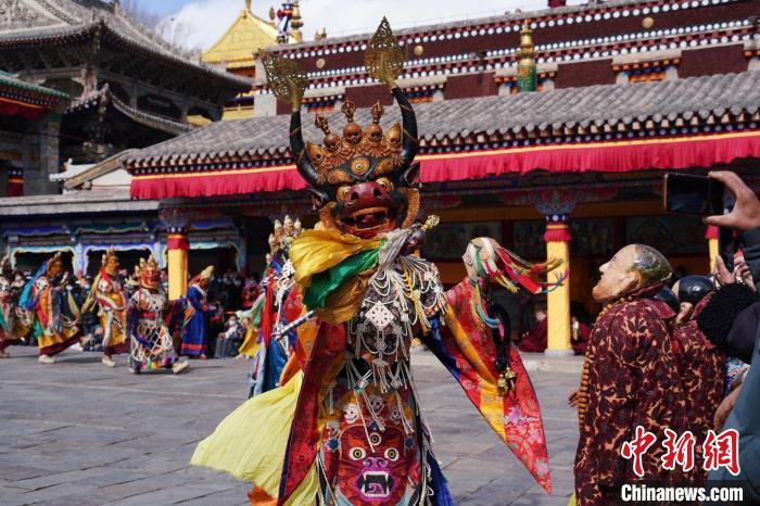 圖為塔爾寺僧侶進(jìn)行“跳欠”儀式。　馬銘言 攝