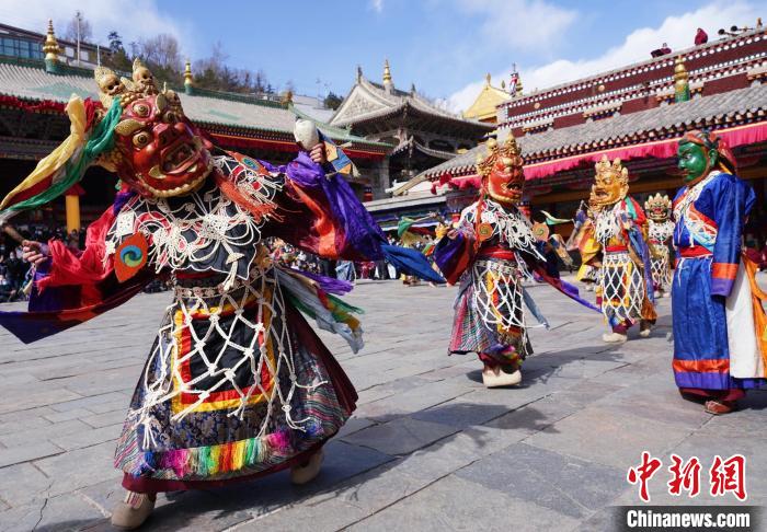 圖為塔爾寺僧侶進(jìn)行“跳欠”儀式。　馬銘言 攝