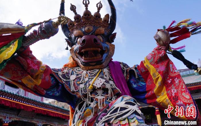 圖為塔爾寺僧侶進(jìn)行“跳欠”儀式。　馬銘言 攝