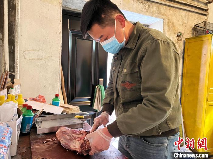 圖為雪豹“奶爸”史壽軍正在準(zhǔn)備投喂雪豹的食材。　馬銘言 攝