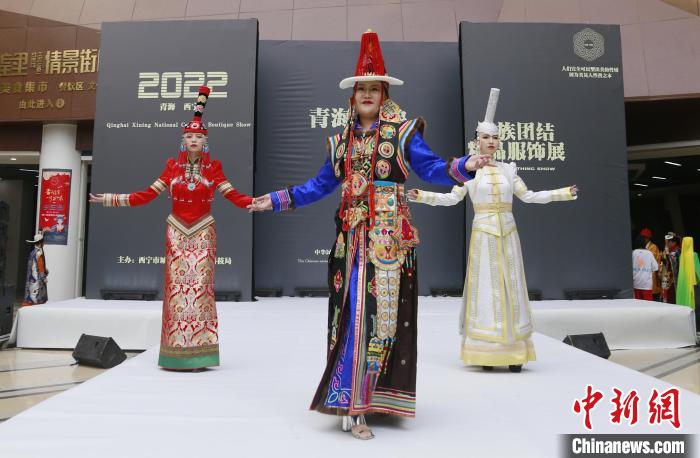 圖為模特展示蒙古族服飾?！●R銘言 攝
