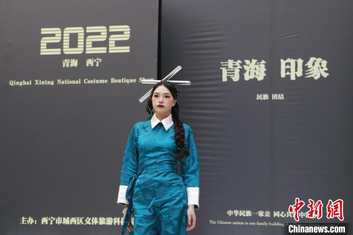 圖為模特展示少數(shù)民族服飾?！●R銘言 攝