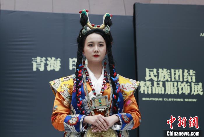 圖為模特展示藏族服飾?！●R銘言 攝