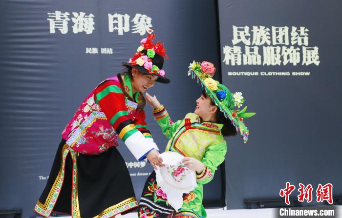 圖為模特身穿土族服飾進(jìn)行“土族刺繡”表演?！●R銘言 攝