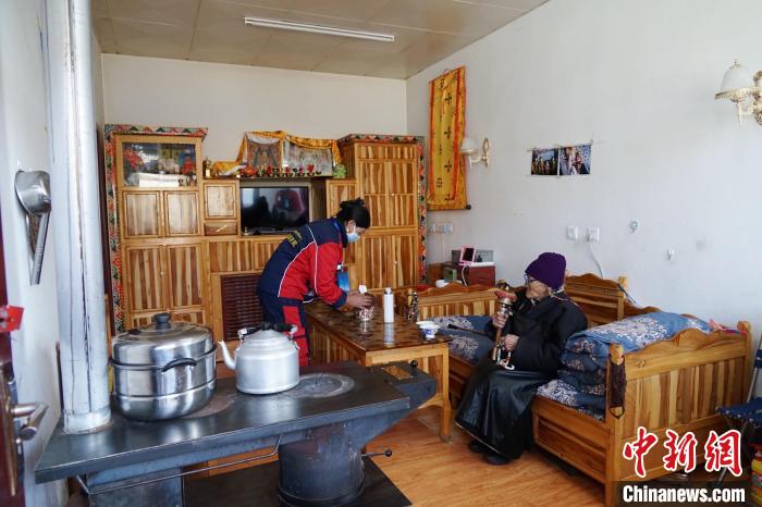 圖為敬老院護(hù)工為老人打掃屋內(nèi)衛(wèi)生?！●R銘言 攝
