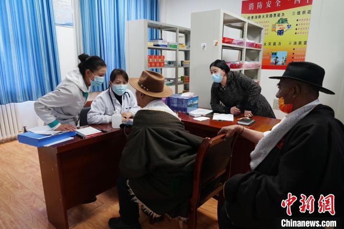 圖為骨科醫(yī)生為敬老院老人們進(jìn)行集中檢查?！●R銘言 攝