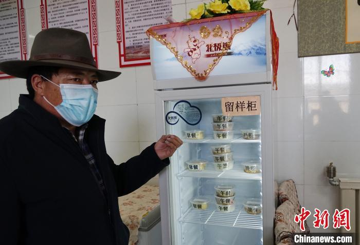 圖為敬老院院長德高介紹，老人們的三餐均有留樣記錄?！●R銘言 攝