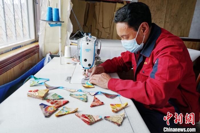 圖為工人正在制作藏式手工藝品。　馬銘言 攝