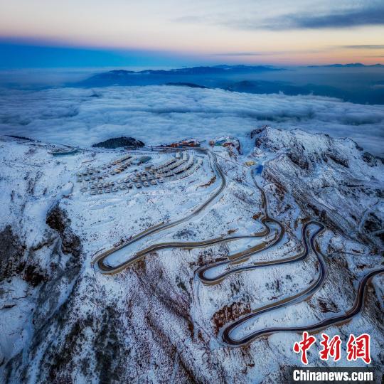 雪后的牛背山山頂和崎嶇的公路?！±顒P 攝