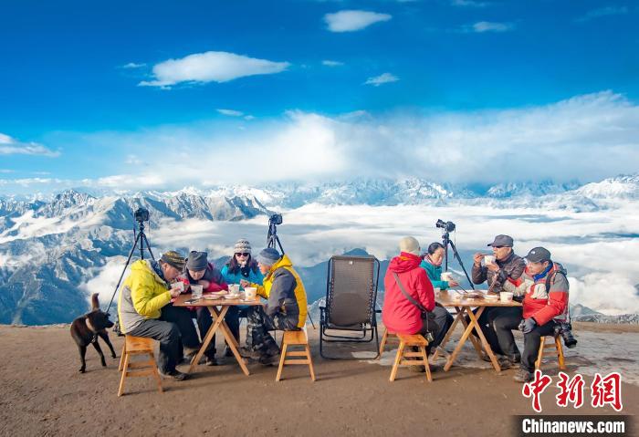 牛背山頂攝影家們的早餐?！d 攝