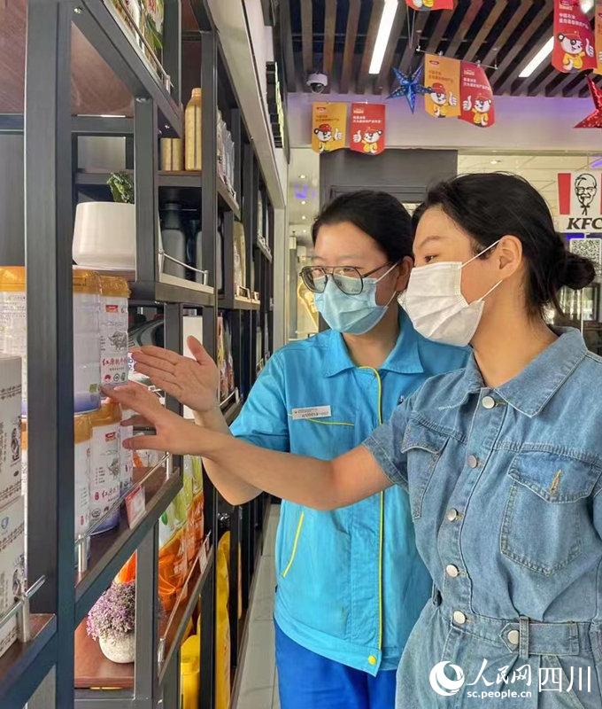 顧客可以在川內(nèi)中國石油加油站便利店內(nèi)選購到品質(zhì)純正的紅原奶粉。張霞攝