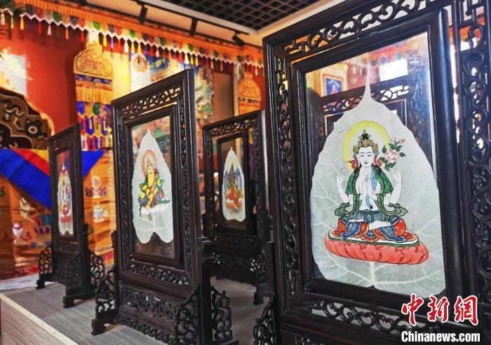 圖為久美尖措創(chuàng)作的藝術(shù)品?！?zhí)砀?攝