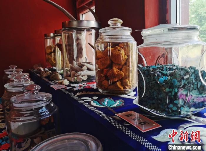 圖為唐卡繪畫礦物顏料展示?！?zhí)砀?攝