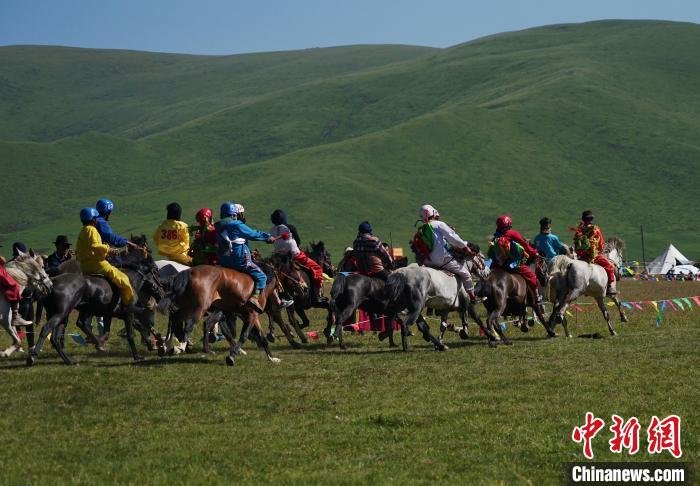 圖為選手進行3000米賽馬比賽?！●R銘言 攝