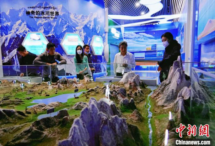 圖為中外嘉賓在玉樹(shù)州博物館內(nèi)參觀?！●R銘言 攝