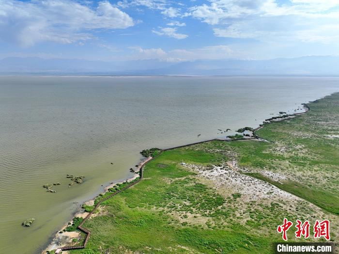 圖為航拍都蘭湖國(guó)家濕地公園。　祁增蓓 攝