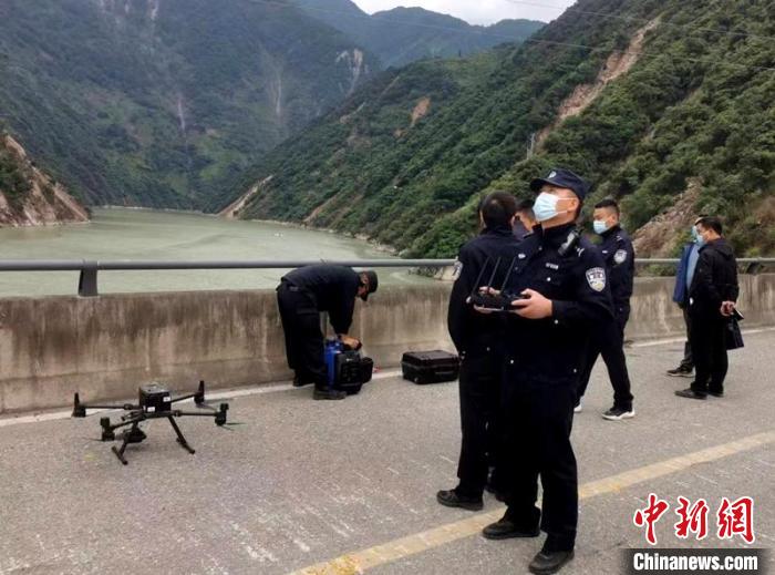 民警組成的搜尋隊利用無人機在震區(qū)開展空中巡查?！「首沃莨簿止﹫D