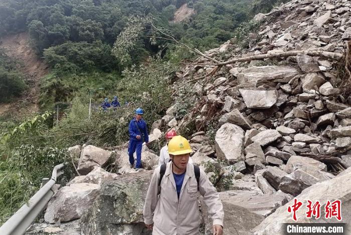 電力搶險(xiǎn)人員徒步通過(guò)垮塌路段?！∷拇娏﹫D