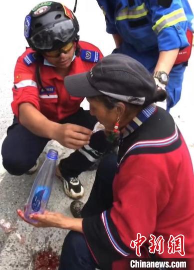 筠連筠愛青年應急救援隊救援人員正在為傷員傷口清理。　受訪者供圖