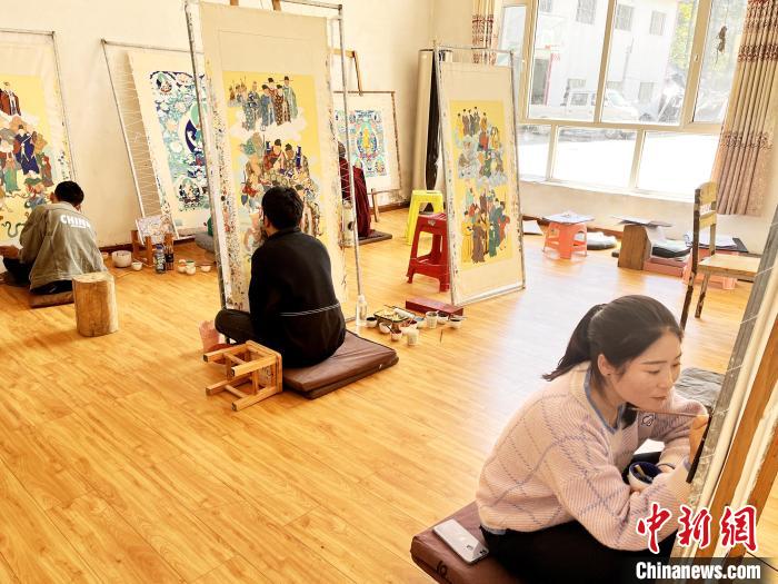 圖為畫室內(nèi)學(xué)徒練習(xí)繪畫唐卡?！●R文莉 供圖