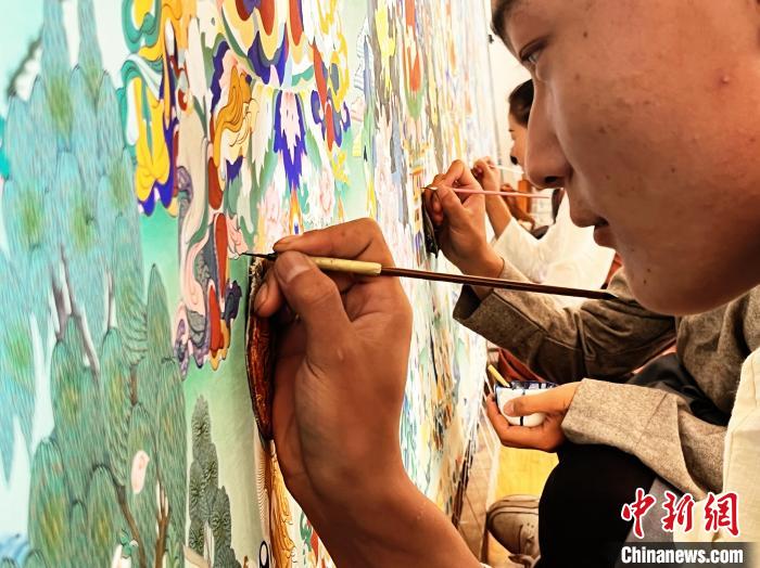 圖為畫師繪畫唐卡?！●R文莉 供圖