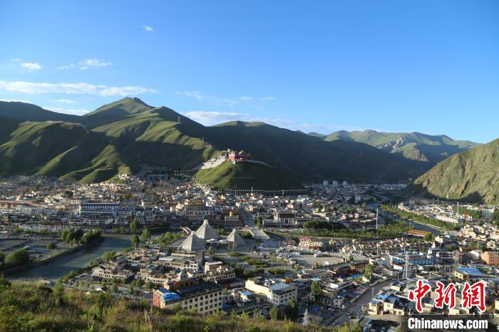 圖為航拍玉樹(shù)市?！∮駱?shù)市委宣傳部供圖