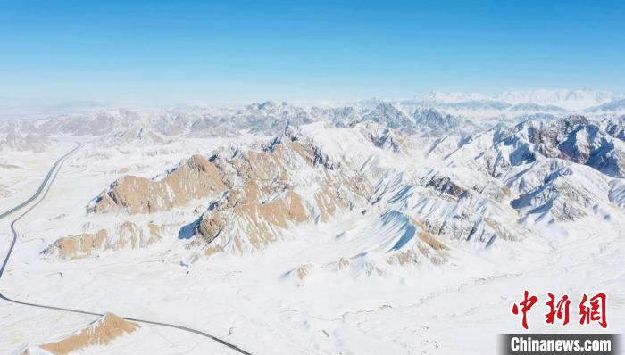 圖為無(wú)人機(jī)航拍高原雪景?！《继m縣融媒體中心供圖
