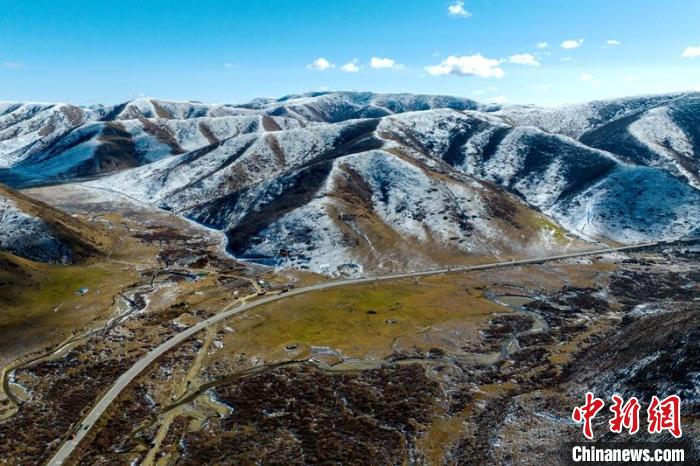 西成高鐵紅原2號(hào)隧道出口附近山頭已被雪覆蓋?！⒅铱?攝