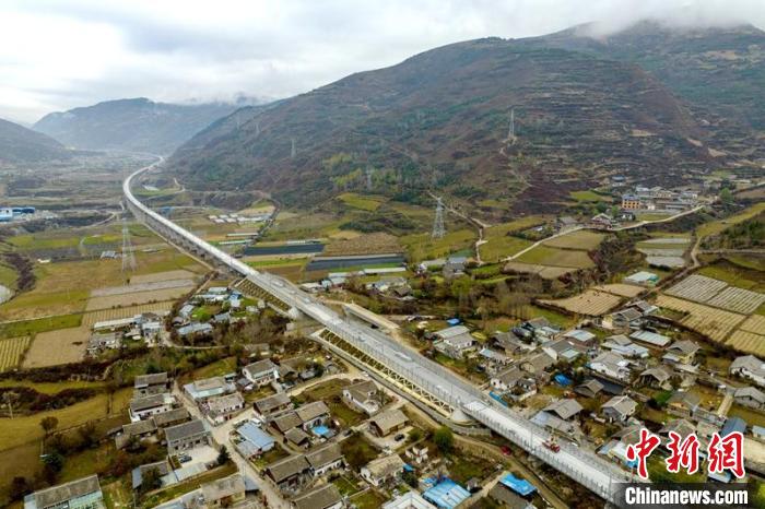 成蘭鐵路松潘右所屯岷江雙線特大橋?！⒅铱?攝
