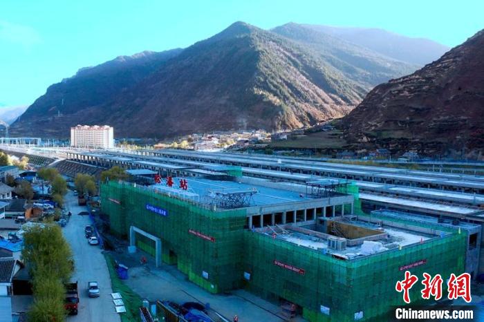 正在建設(shè)中的成蘭鐵路松潘站?！⒅铱?攝