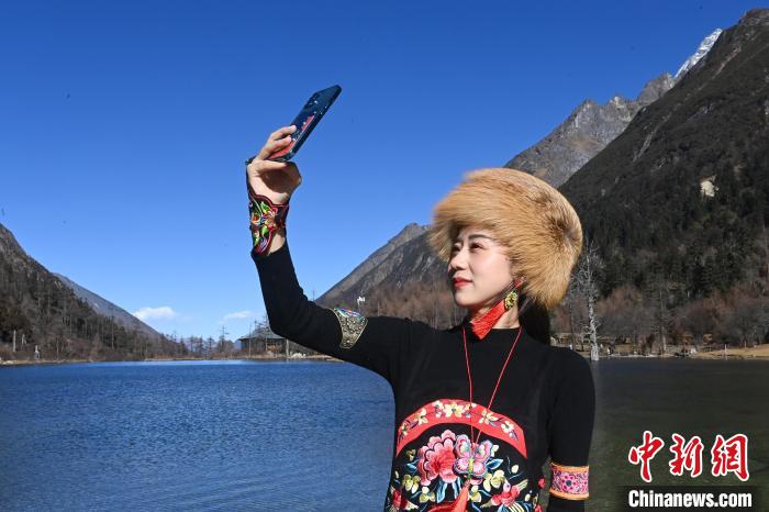游人在畢棚溝景區(qū)拍照留念?！“苍?攝