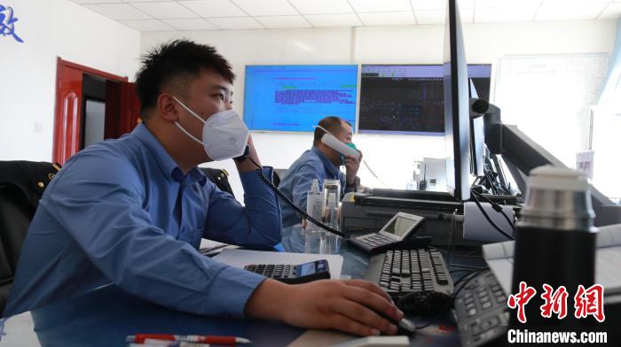 圖為貨運(yùn)調(diào)度人員與外勤工作人員聯(lián)系掌握車輛裝載情況?！±钌?攝