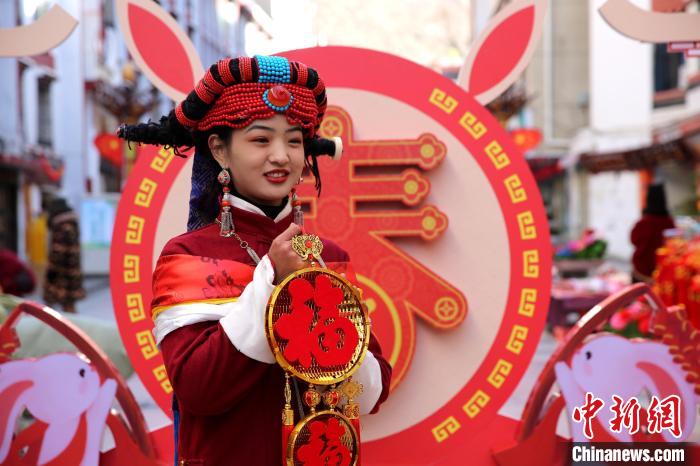 身著嘉絨藏族服飾的丹巴女孩送祝福?！〖o 攝