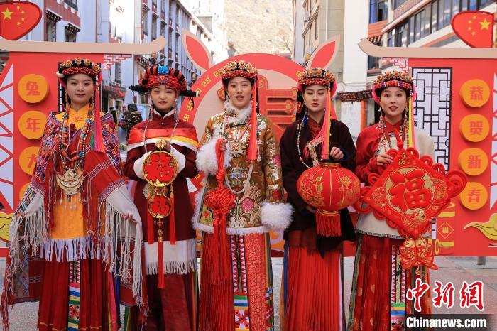 丹巴美女送祝福，迎新年?！±钣腊?攝