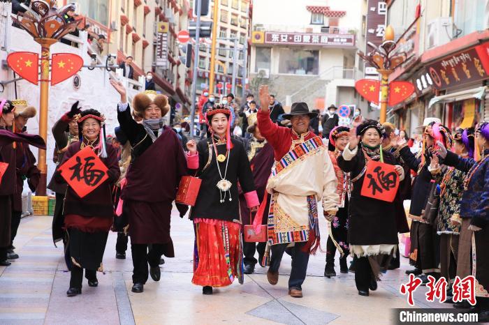 丹巴街頭快閃送祝福。　李永安 攝