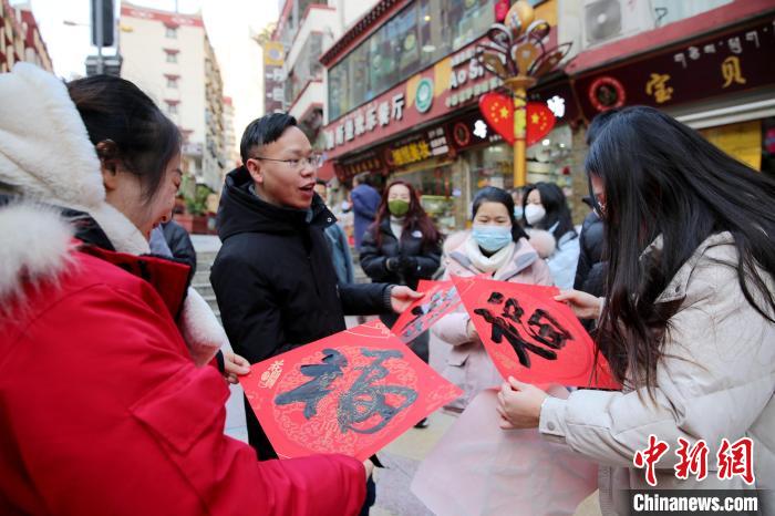 街頭市民收到送的“福”字。　李永安 攝