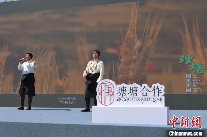 “康巴漢子”現(xiàn)場(chǎng)獻(xiàn)唱?！≈炝杞?攝
